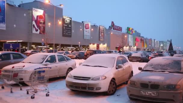 Auto durante nevicata vicino su Auchan — Video Stock