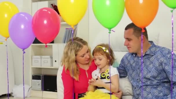 Family of three sits on floor — Stock Video