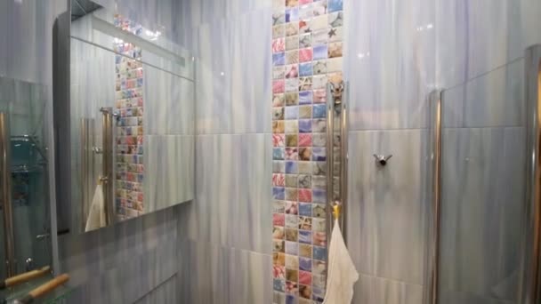 Moderne badkamer met gekleurde tegels — Stockvideo