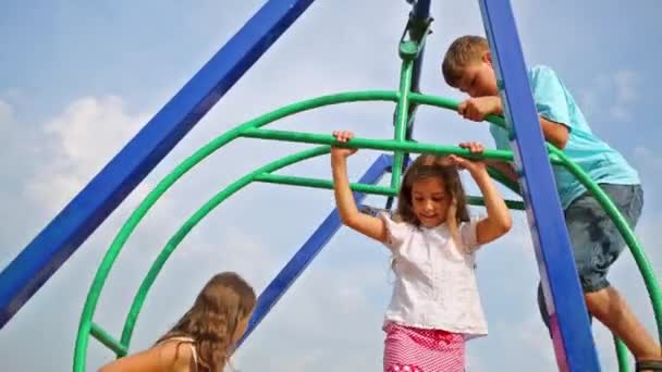 Twee kleine meisjes en jongen op schommel — Stockvideo