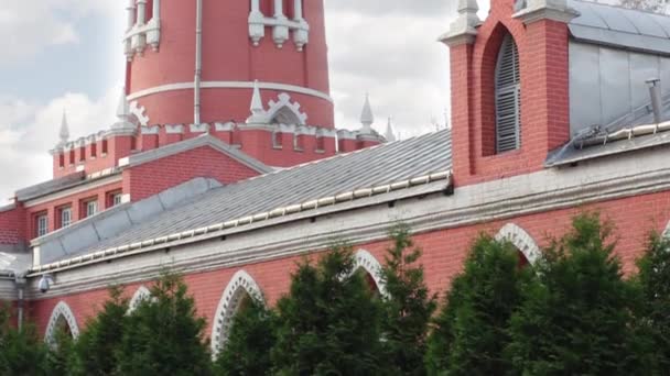 Kırmızı tuğla Petroff Palace Kulesi — Stok video