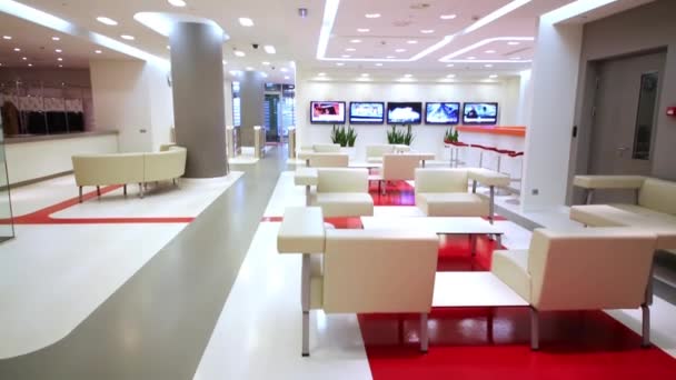 Sala de espera con sillas y pantallas de plasma — Vídeos de Stock