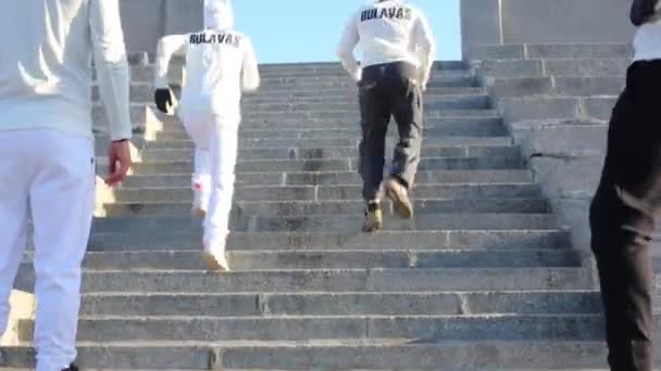 Erkekler merdivenlerden yukarı çalıştırmak — Stok video