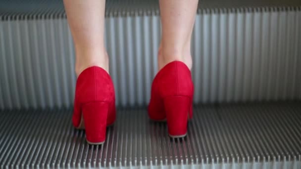 Mujer en zapatos rojos con colinas altas — Vídeo de stock