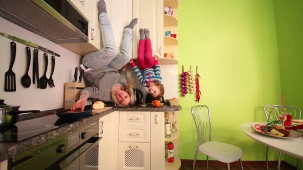 Mère et fille dans la cuisine de la maison inversée — Video