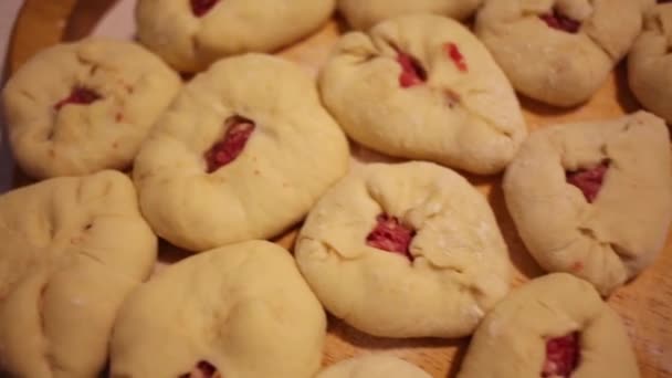 Muchas empanadas caseras crudas — Vídeos de Stock