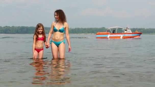 Joven madre e hija en el agua — Vídeo de stock