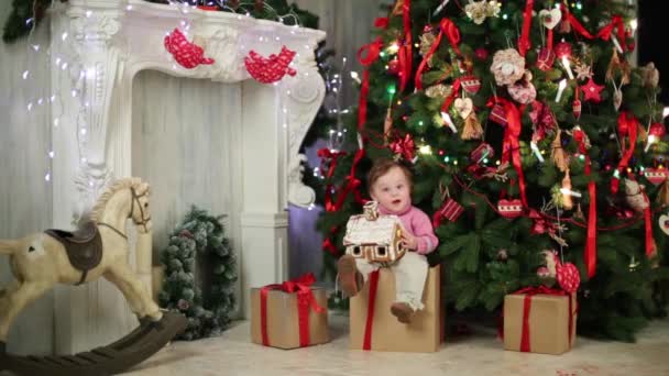 Niña se sienta en la caja de regalo — Vídeos de Stock