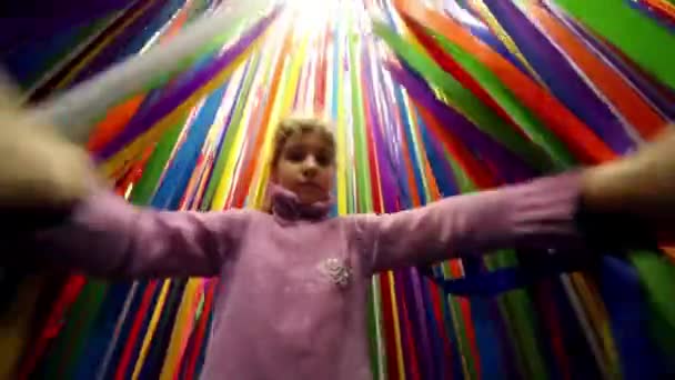 Kleines Mädchen schaut aus Bändern — Stockvideo