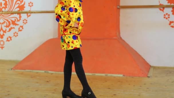 Dívka oblečená jako šašek dělá cvičení — Stock video