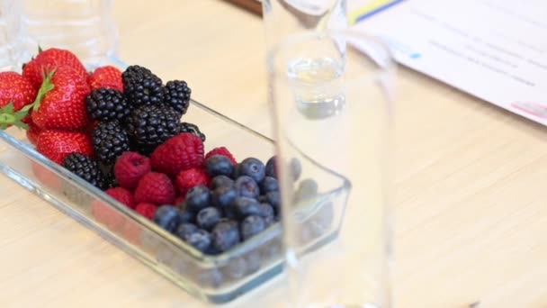 Berries and glasses on table — Stock Video