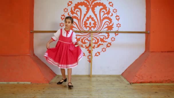 Pequena menina dança no palco — Vídeo de Stock