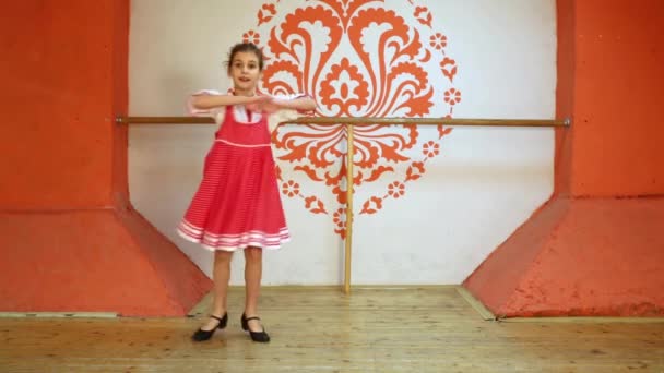 Smiling girl in folk costume performs — Stock Video