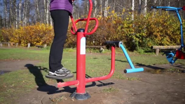 Jambes de la formation des femmes au simulateur — Video