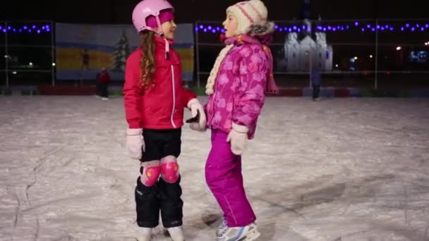 Duas meninas na pista de patinação — Vídeo de Stock