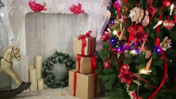 Kerstboom met geschenkdozen — Stockvideo
