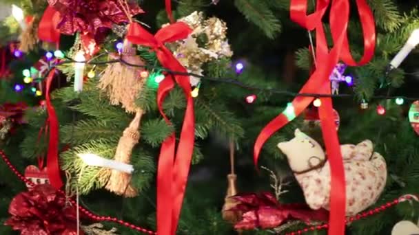 Jouets de Noël suspendus au sapin  