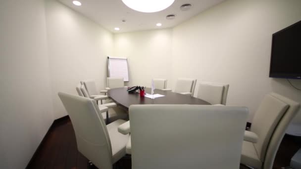 Sala de reuniones con sillones alrededor de la mesa — Vídeos de Stock