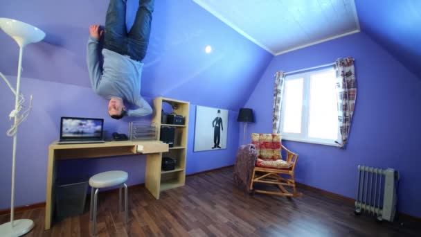 Man in jeans in inverted house — Stock Video