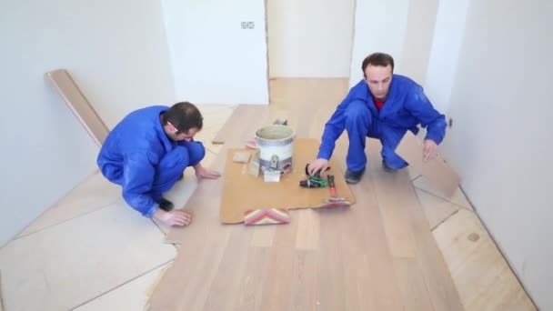 Trabalhadores colocar floorboard — Vídeo de Stock