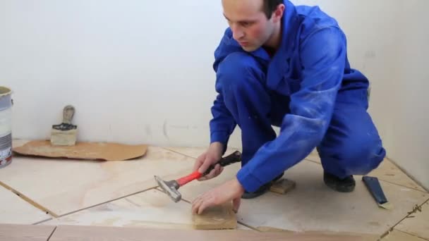 Due lavoratori installa pavimento in parquet — Video Stock