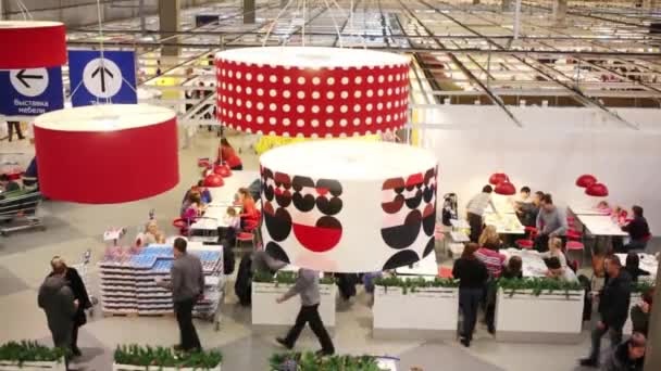 Lâmpadas e praça de alimentação na loja de Ikea — Vídeo de Stock