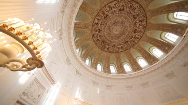 Dôme décoré à l'intérieur du palais Petroff — Video
