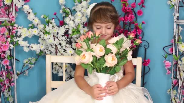 Niña en vestido con flores — Vídeo de stock