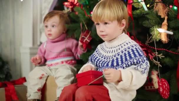 Mädchen und Junge mit Geschenkschachteln — Stockvideo