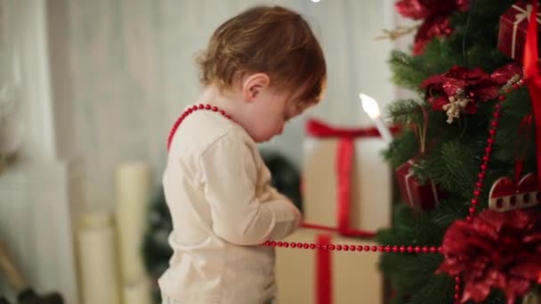 Pequena menina bonita perto da árvore de Natal — Vídeo de Stock