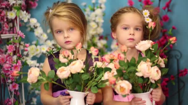 Kleine Mädchen halten Rosensträuße in der Hand — Stockvideo