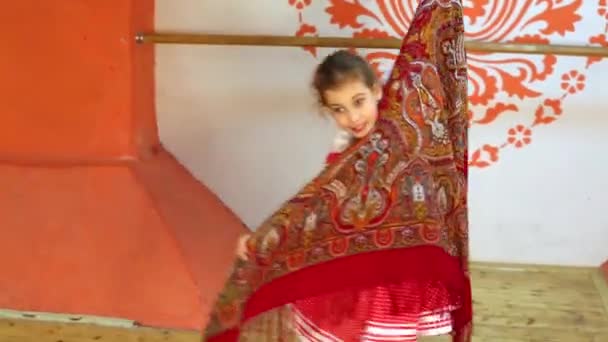 Souriant fille danse et tournoie — Video