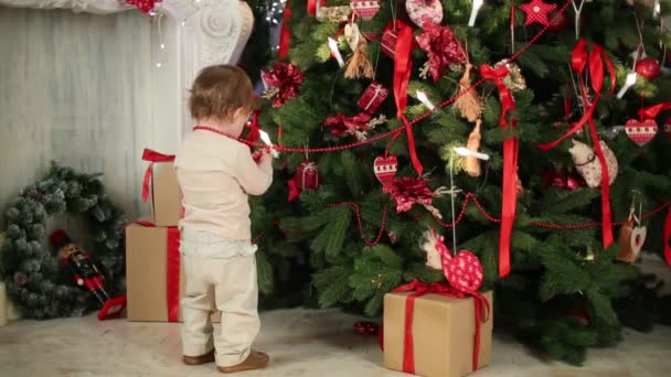 Menina fica perto da árvore de Natal — Vídeo de Stock