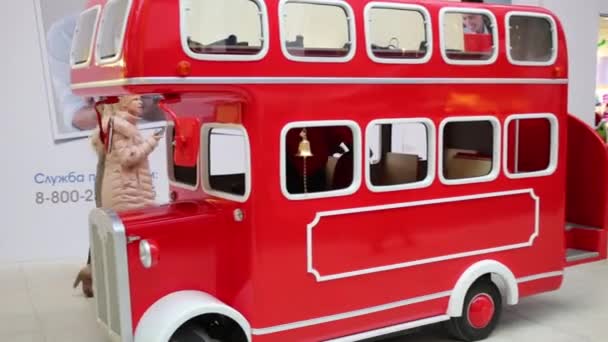 Red bus in Ikea in Samara — Stock Video