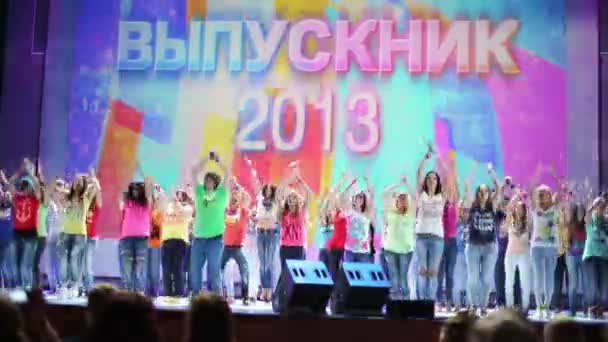 Kızlar ve erkekler mezunu-2013 sahnede atlama. — Stok video
