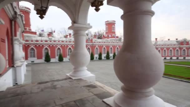 Columnas y patio del Palacio Petroff en Moscú . — Vídeo de stock