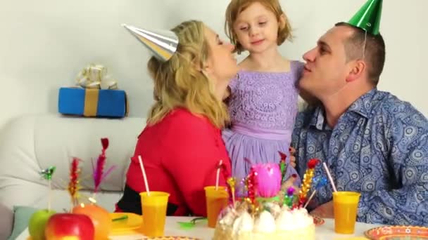 Родители целуют свою дочь — стоковое видео