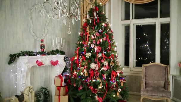 Árbol de Navidad, sillón vintage — Vídeo de stock