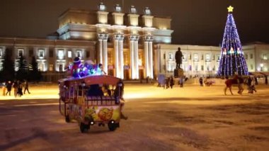 Opera ve bale Tiyatrosu ve Noel ağacı