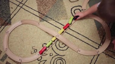 Ahşap demiryolu ile çocuk 