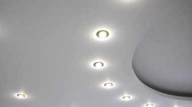 Tavanda çok aşamalı aydınlatma 