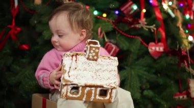 Küçük kız ev gingerbread tutar 