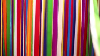 Uzun parlak renkli kurdeleler 