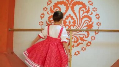 Halk kostüm gülümseyen kız gerçekleştirir 