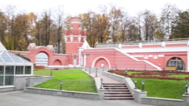 Petroff Sarayı'nın park alanındaki banklar 