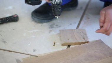 Adam tahta tabanına ekler. 