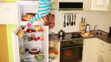 Ters evde küçük kız