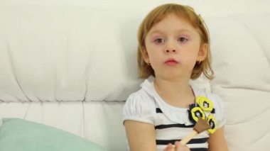 Küçük kız koltukta oturur