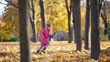 Kız çalışır ve düşen yapraklar atlar