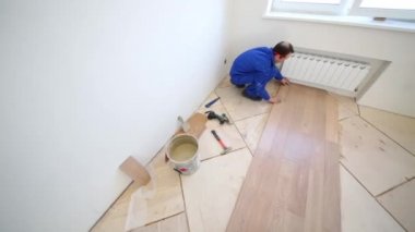 çekiç ile çalışan adam